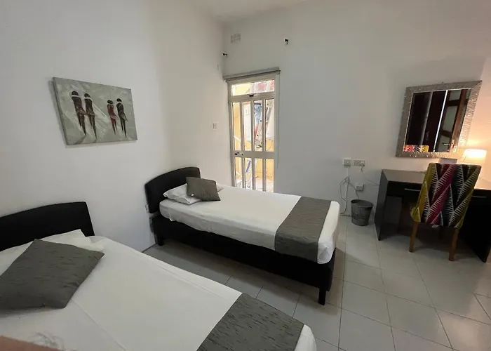 New Aurora Room 4, Cozy Double, Shared Bath